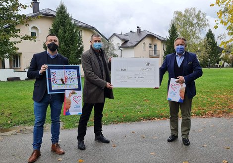 The handing-over of the check in front of the freshly-renovated houses in the SOS Children’s Village: The two ATP Managing Directors Branko Knežević (left) and Dario Travaš (right) with the director of the Children’s Village Mario Čović (center). Photo: ATP