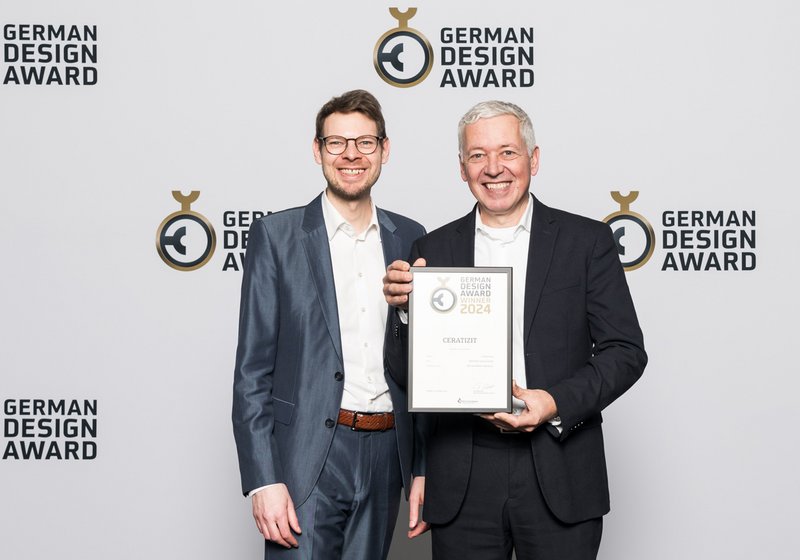 v. l.: Maximilian Kürten und Matthias Koch, Geschäftsführer von ATP Frankfurt, nahmen den Preis entgegen. © German Design Council 