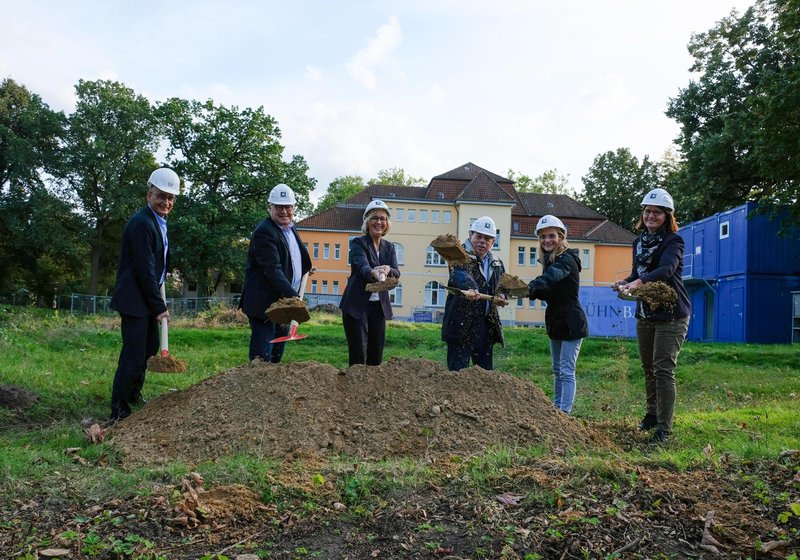 Groundbreaking ceremony: from left: Andreas Rieser, Managing Director, ATP Nuremberg, Hauke Jagau, Regional President and Chairman of the Supervisory Board of KRH, Barbara Schulte, KRH Managing Director for Finance and Infrastructure, Rolf-Axel Eberhardt, Mayor of Wunstorf, Anette Redslob, Medical Head of the Clinic for Child and Youth Psychiatry, and Melanie David, Project Leader, Central Area Hospital Building. Photo: KRH