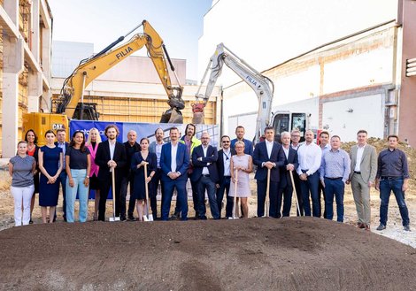 Horst Reiner, Managing Director of ATP Vienna, and Lead Project Managers Melanie Promok-Tritscher and Hannes Achammer (8th, 9th, and 10th from left) at the groundbreaking ceremony. © Octapharma