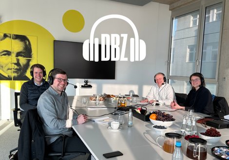 v. l.: Albert Achammer, Geschäftsführer von ATP Hamburg, Patrick Bergmann (Madaster), Michael Schuster und Lina Lülfann (DBZ) bei der Podcast-Aufnahme. © ATP