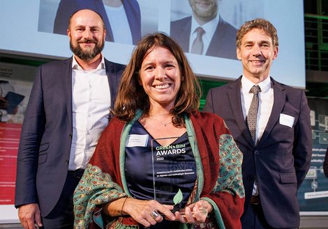 Тобиас Хуттер, Урсула Райнер и профессор Тило Эберт приняли награду Green-BIM Award 2022. © BIM-Tage Deutschland