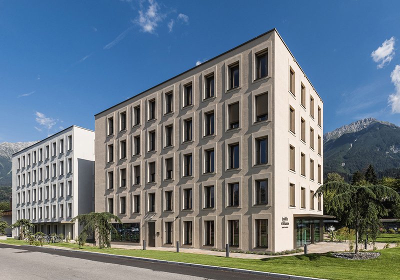 The old (l.) and new (r.) office buildings, conceived as modern townhouses. Photo: ATP/Bause