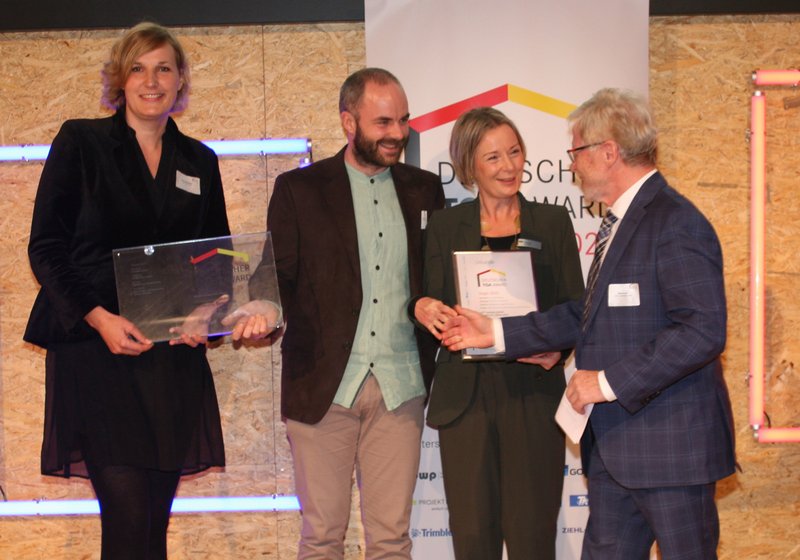 From left: ATP Lead Project Manager Nora Westphal, Felix Meier (ATP), Susanne Lammer (Viega), and keynote speaker Prof. Dr.-Ing. Klaus Knoll at the award ceremony. © HUSS-MEDIEN GmbH
