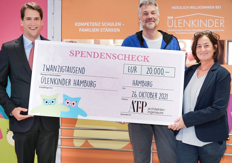 Albert Achammer, Managing Director of ATP Hamburg, with Thomas Schnahs and Kirsten Mainzer, Managing Directors/Heads of the ÜLENKINDER facility, during the presentation of the check. Photo: Sven Mainzer
