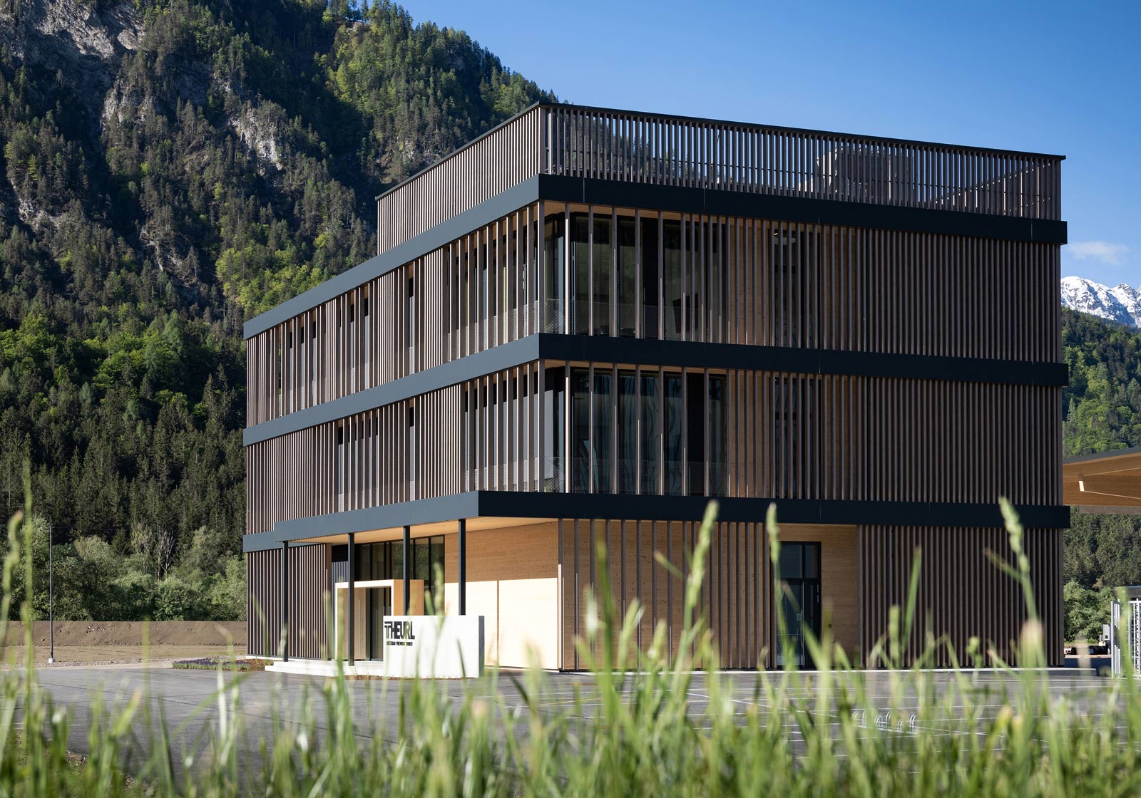 Bürogebäude mit charakteristischer Holzlamellen-Fassade. © ATP/Bause