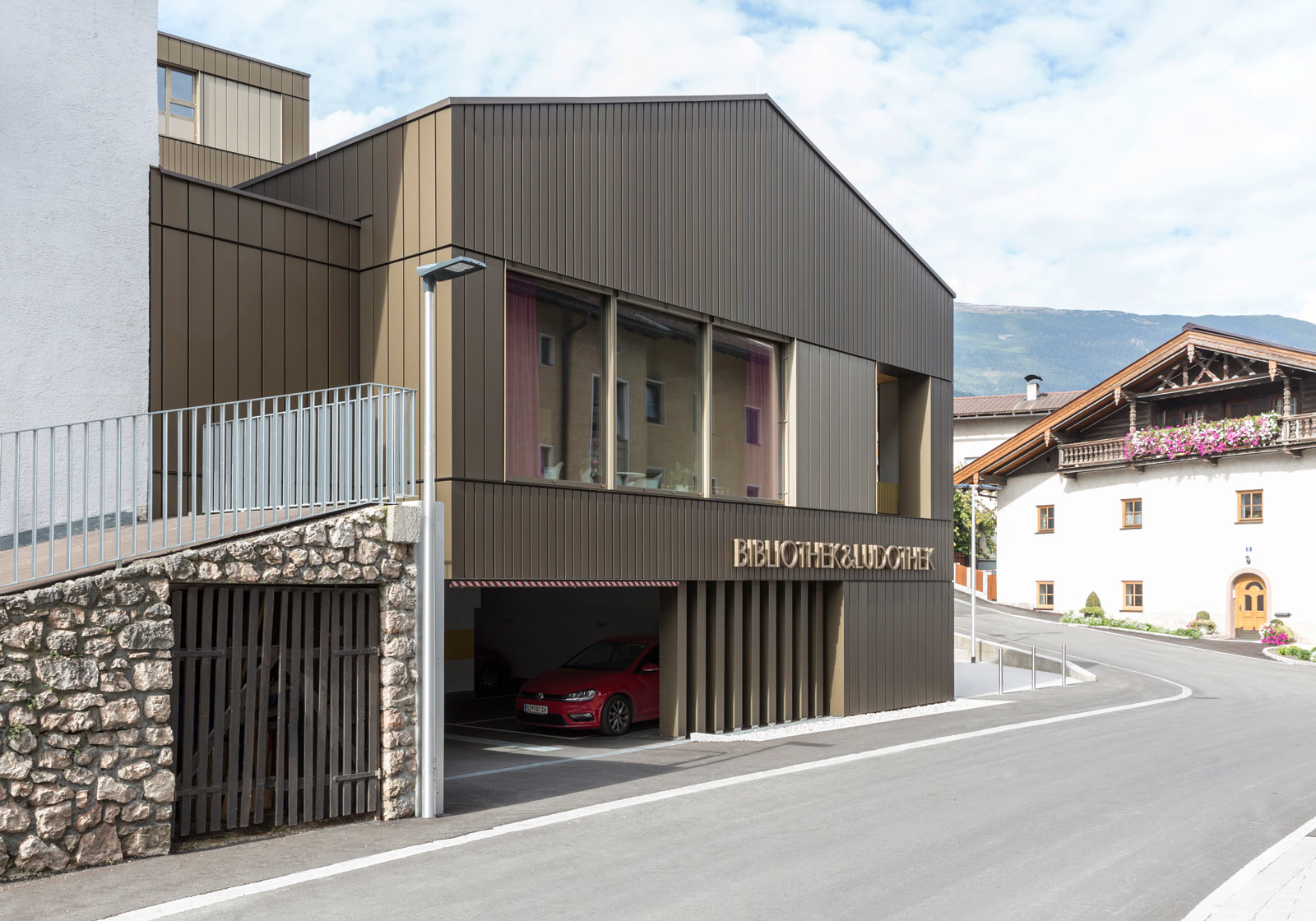 The new municipal offices slip smoothly into the traditional village structure. Photo: ATP/Rauschmeir