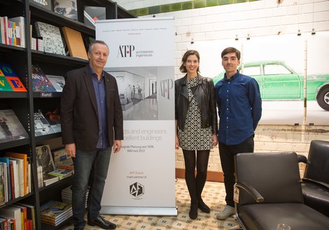 The Managing Director of ATP Zurich Michael Gräfensteiner (left) with the organizers Ágota Komlósi (centre) and Péter Polány (right) at the sponsor’s reception in the Never Stop Reading bookshop. Photo: ATP