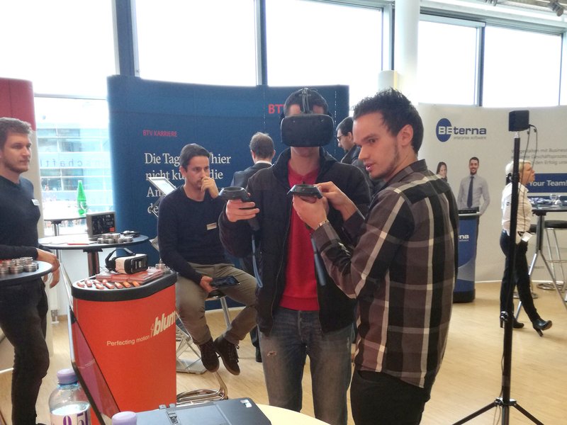 Marco Aschaber demonstriert ATP-Projekte mit der VR-Brille. Foto: ATP
