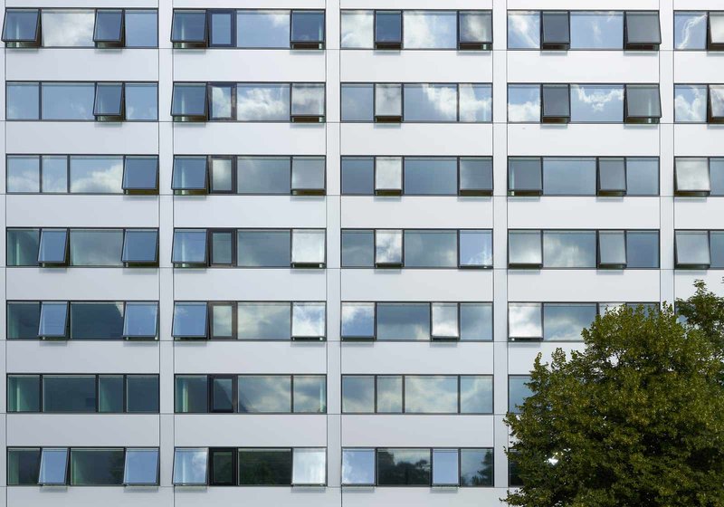 Innovative highlights include the top-hung windows which were specially developed for the tower of the Faculty of Engineering Sciences. Photo: ATP/Jantscher