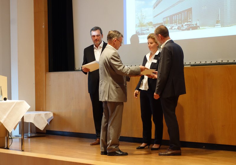 v. l.: Harald Weinert (Daimler), Michaela Hauser und Michael Mann (ATP München) nahmen mit Freude die Anerkennung entgegen. Foto: IREM Team